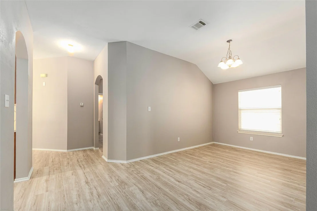 Photo of 249 Ashwood N