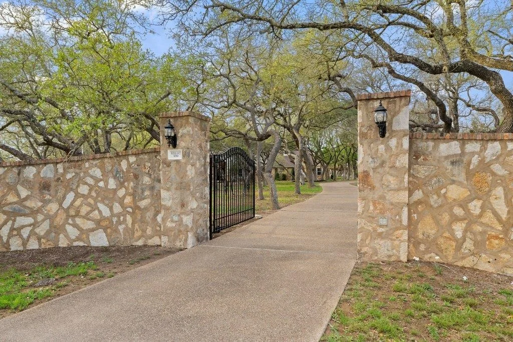 Photo of 999 Enchanted Oaks DR