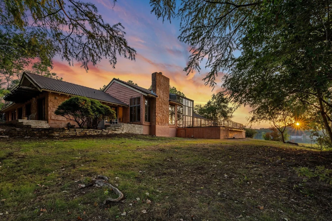 Photo of 1700 Lakeshore DR