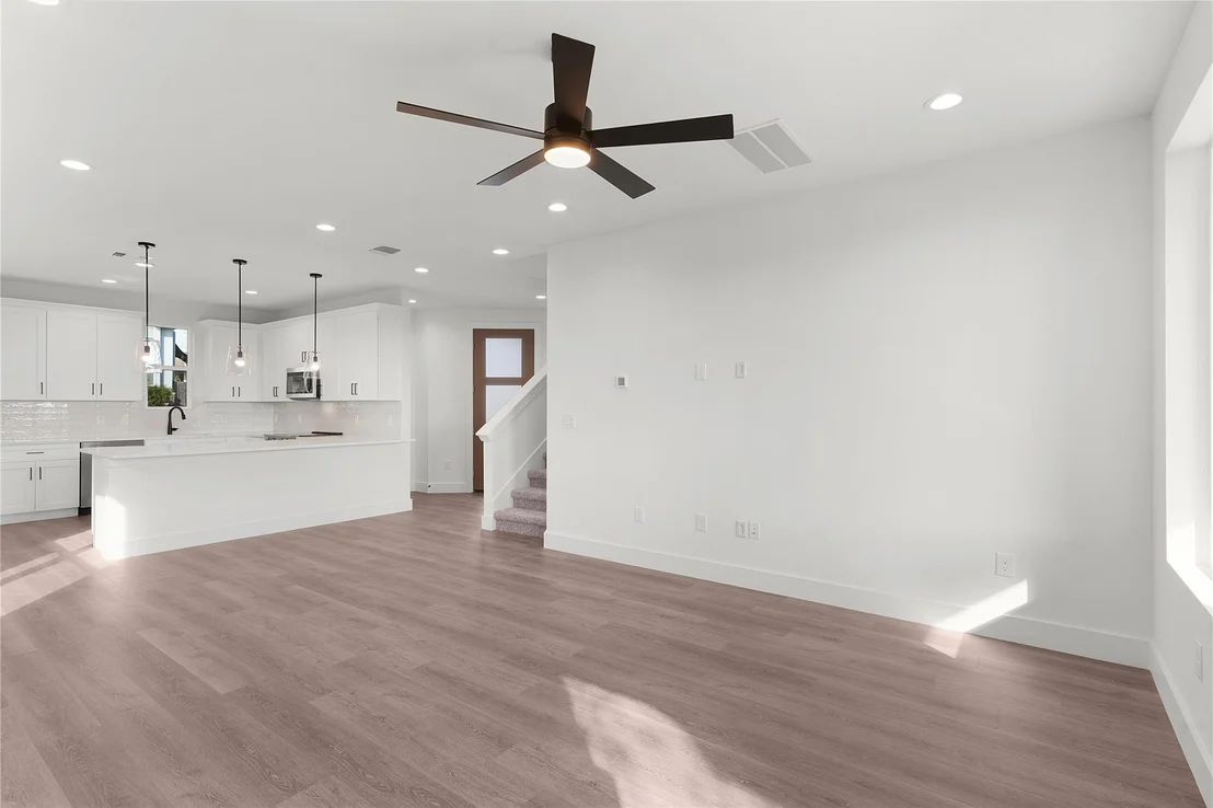 Photo of 105 Carmen CV