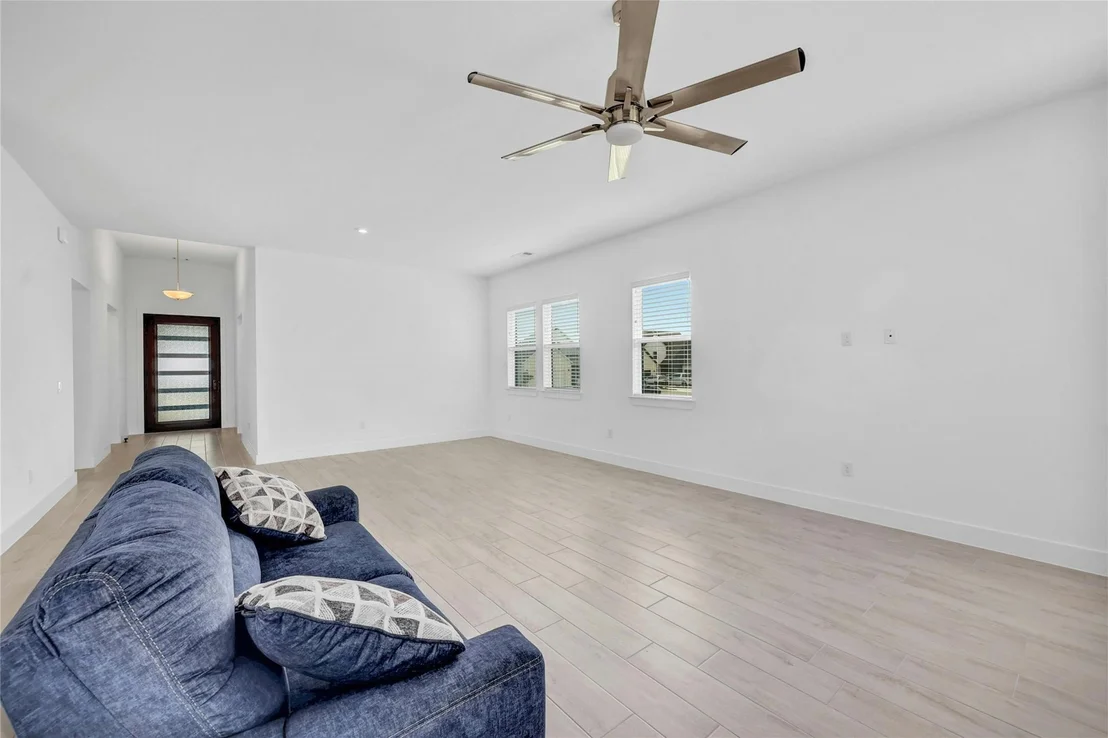 Photo of 213 Oakley PASS