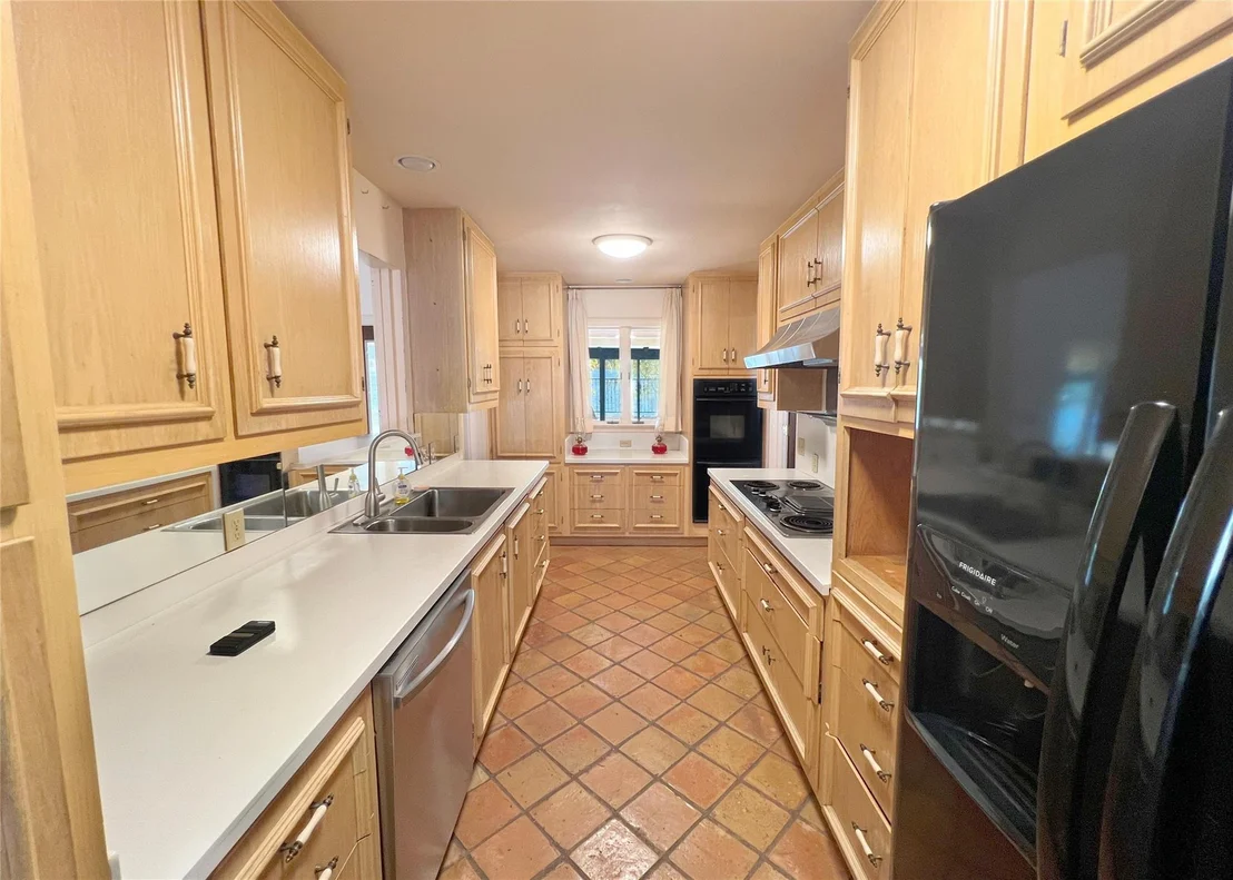 Photo of 1700 Lakeshore DR