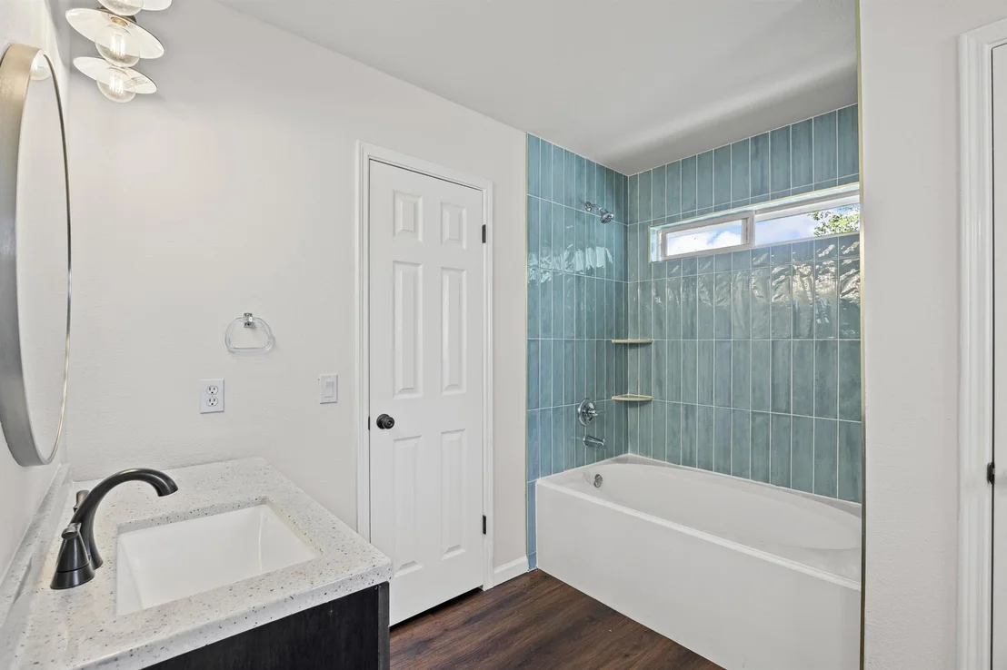 Photo of 904 Honeysuckle DR