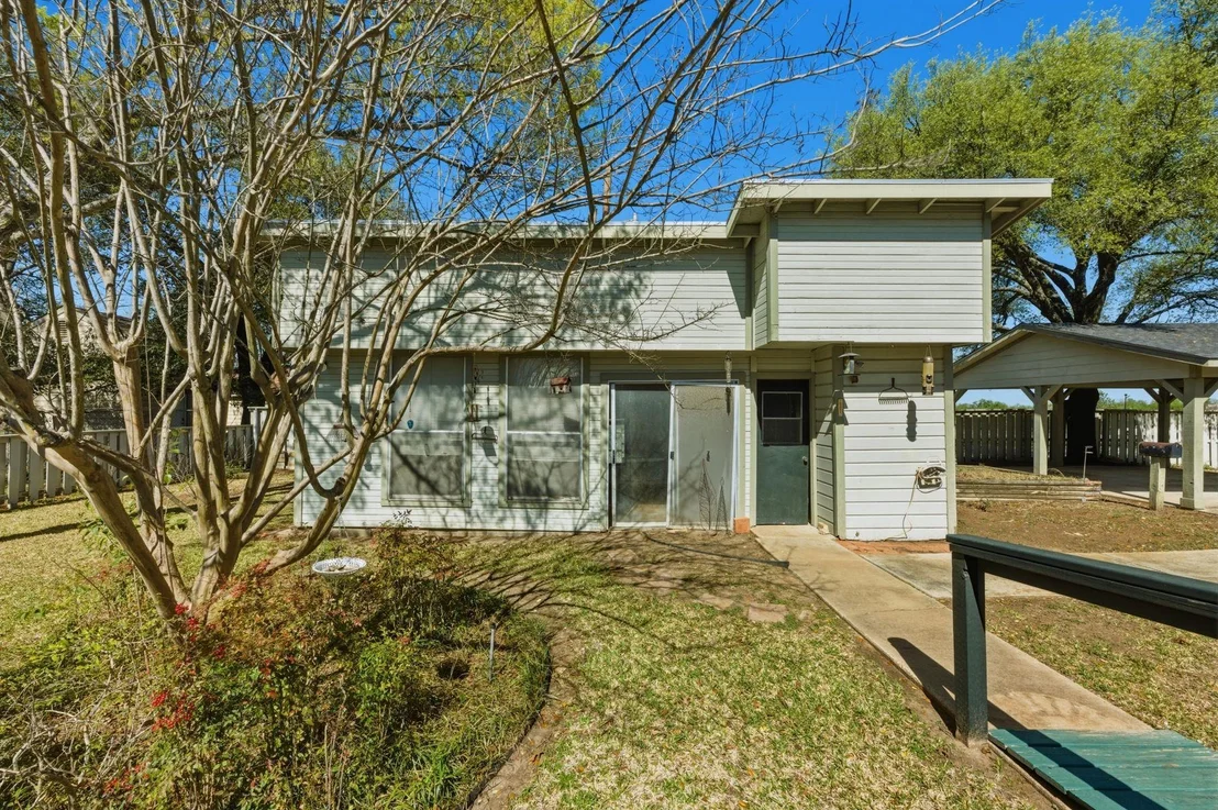 Photo of 100 W 11th ST