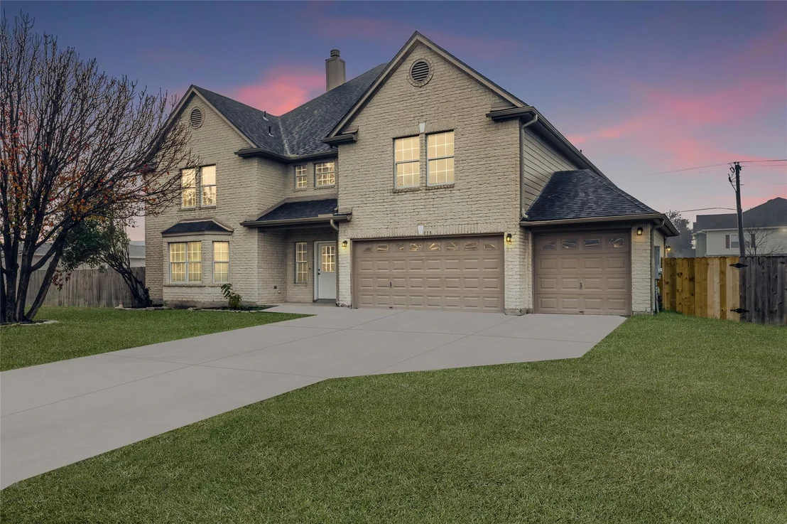 Photo of 113 Silver Lace LN