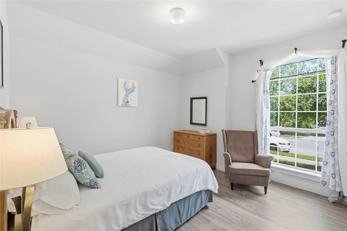 Photo of 3543 Pauling LOOP