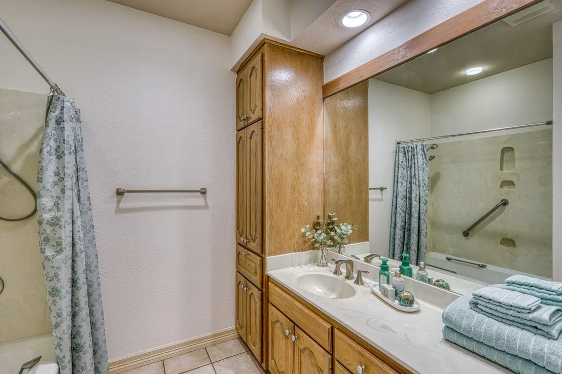 Photo of 402 Meadowlakes DR