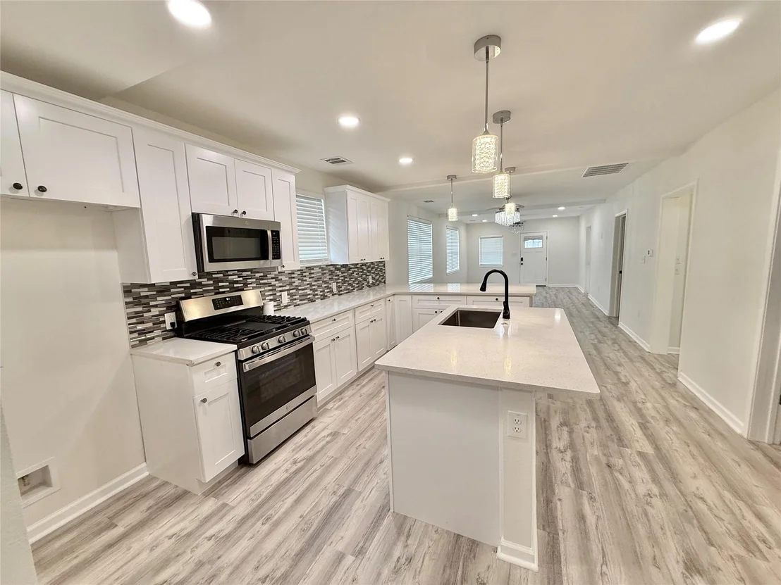 Photo of 1401 W 7th ST
