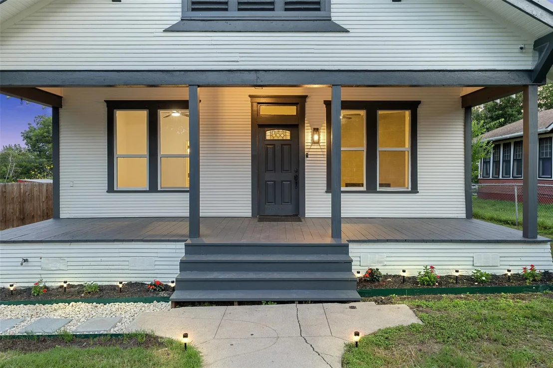 Photo of 707 W 7th ST