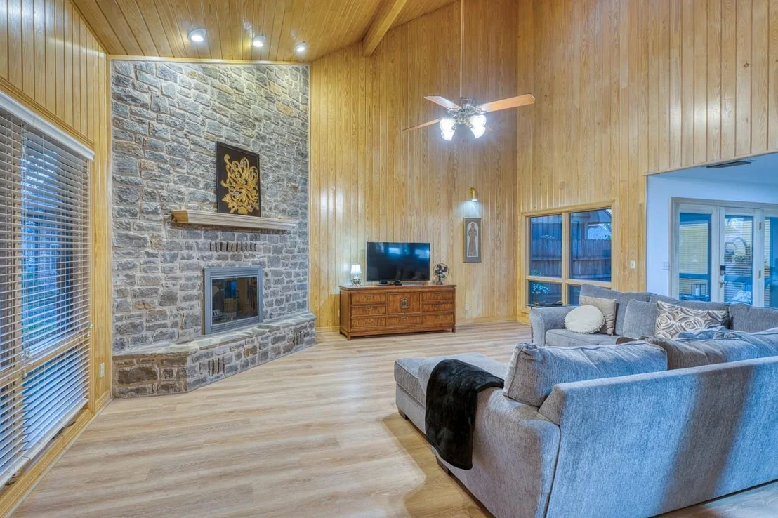 Photo of 402 Meadowlakes DR