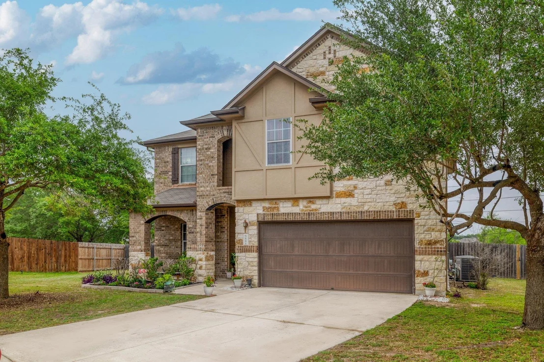 Photo of 588 Bottle Brush DR