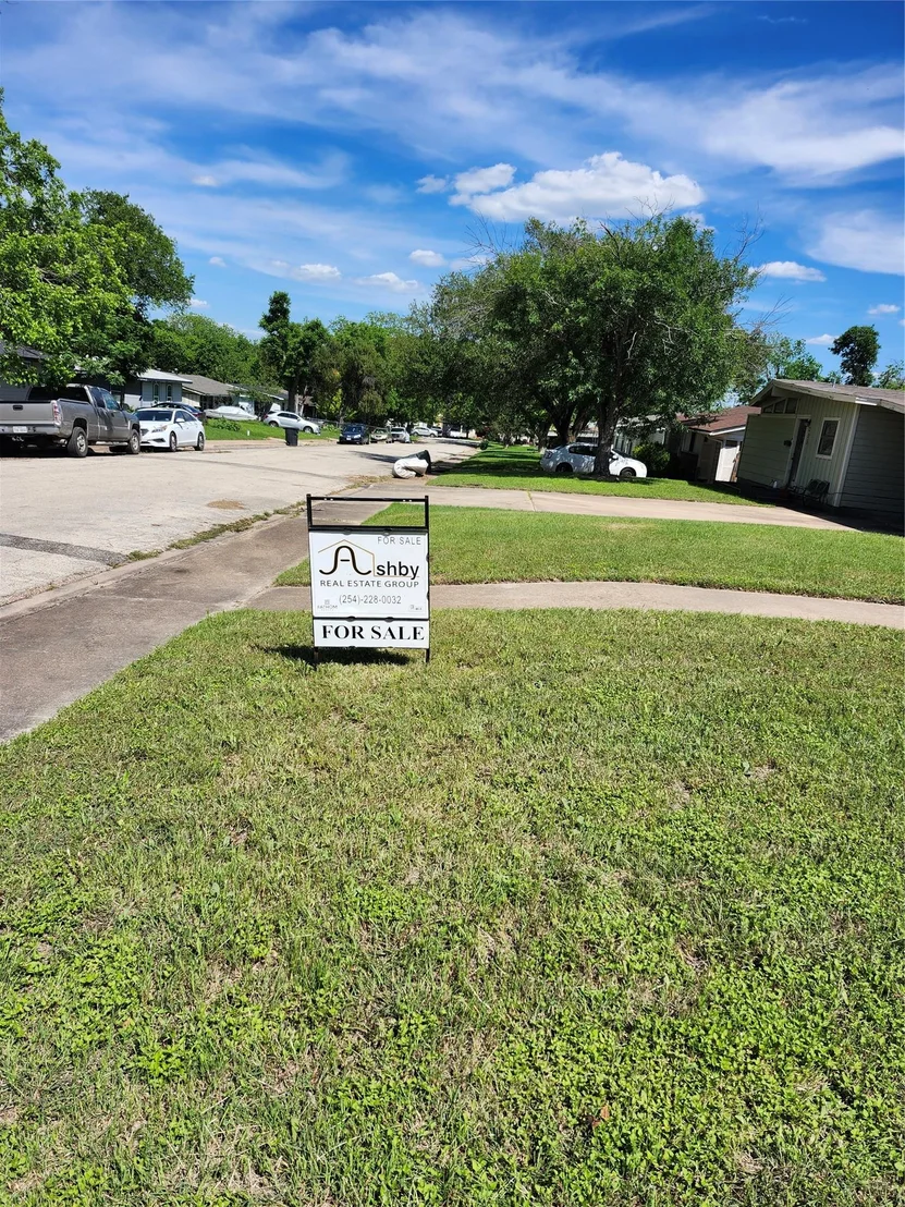 Photo of 209 W Victory Ave