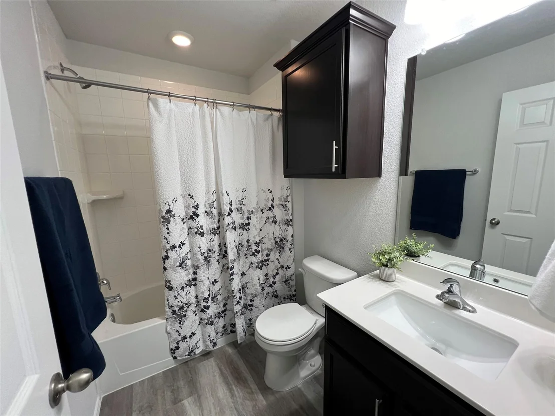 Photo of 212 Bainbridge DR
