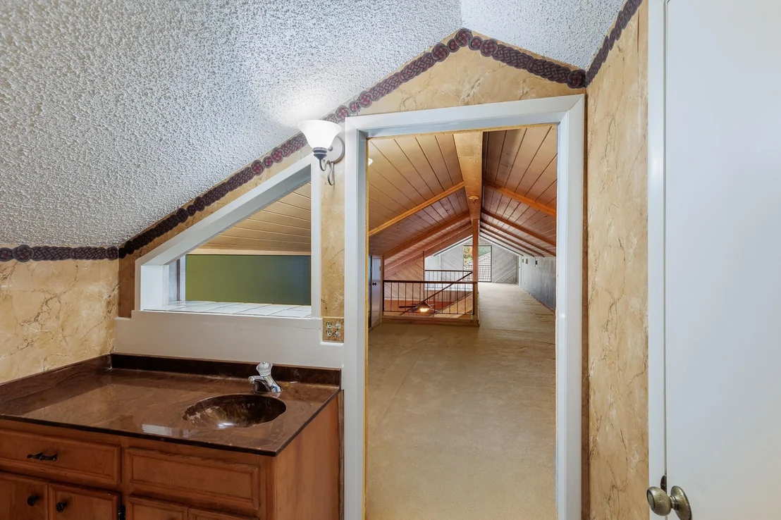Photo of 2820 Aurora