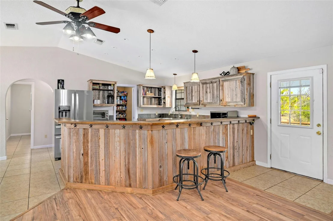 Photo of 525 River Oaks RD