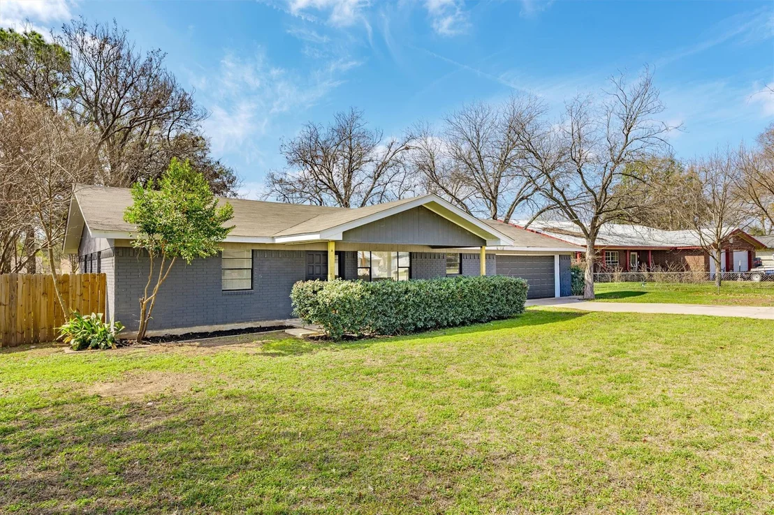 Photo of 1106 Hackberry DR