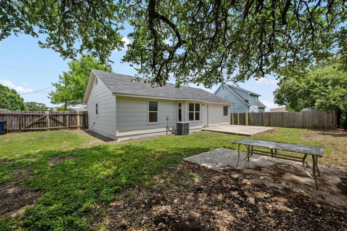 Photo of 104 Live Oak CIR