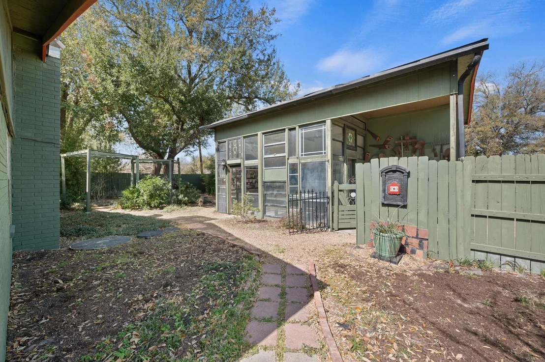 Photo of 1400 Summit CIR