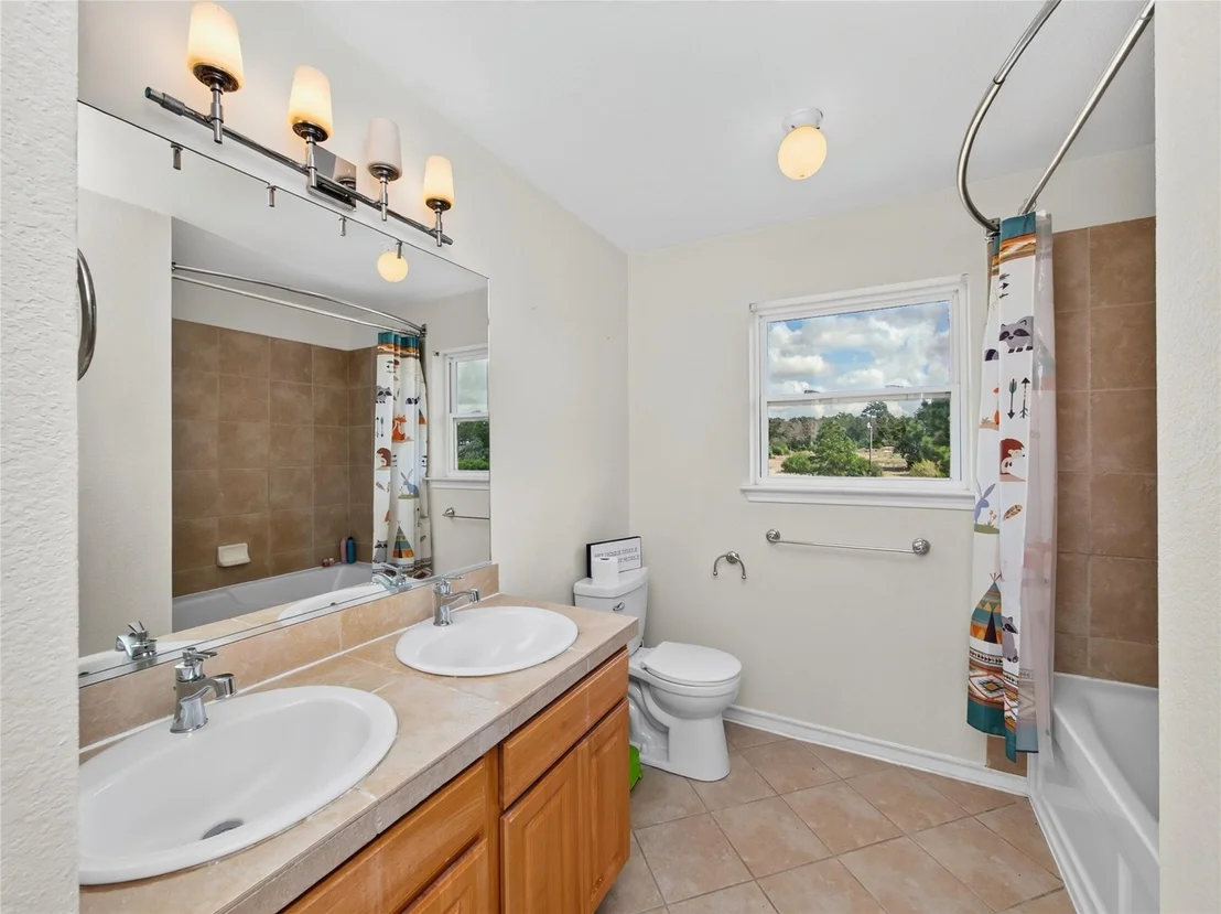 Photo of 245 Country LN