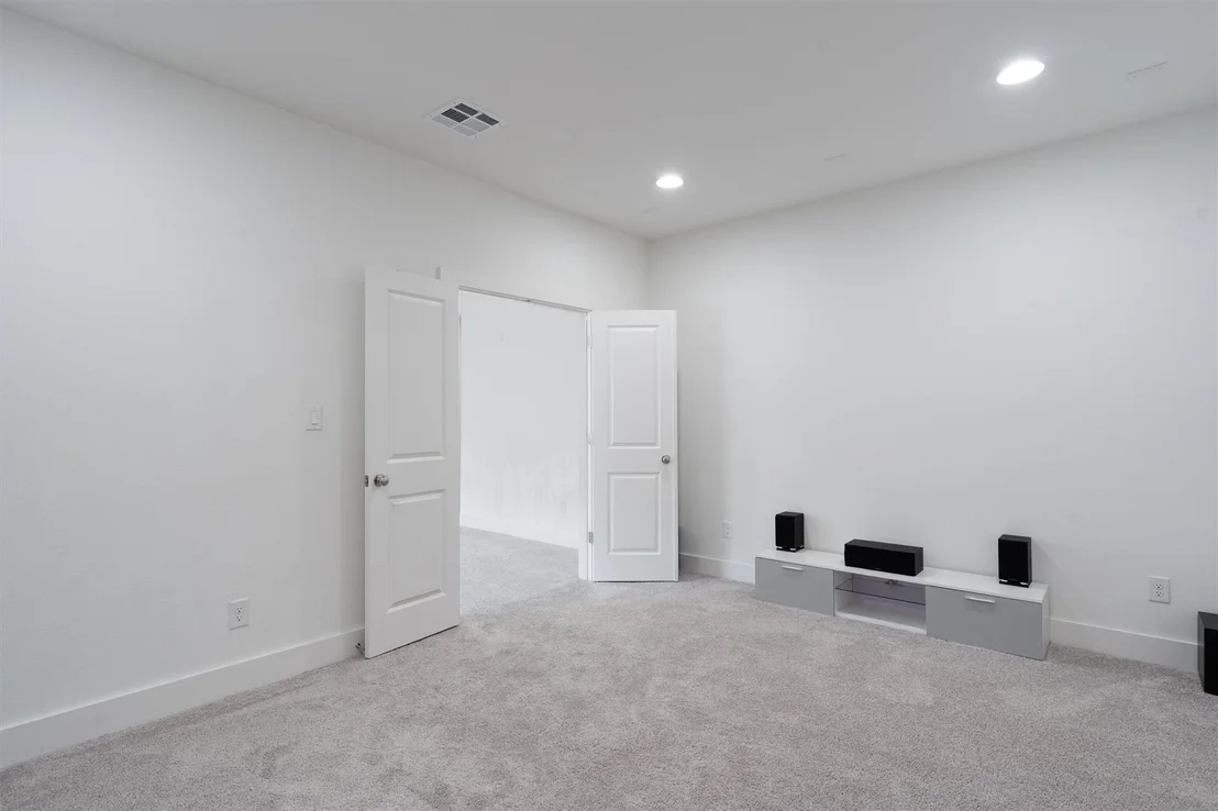 Photo of 4916 Risana BND