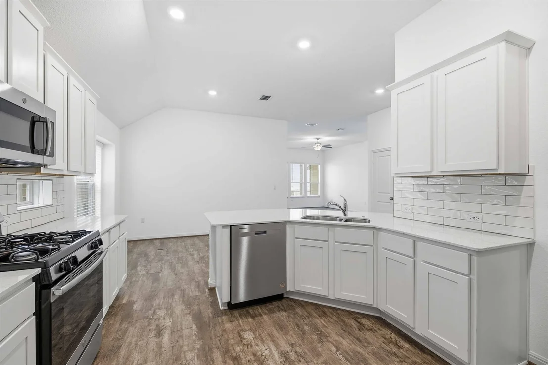 Photo of 707 Allende BND