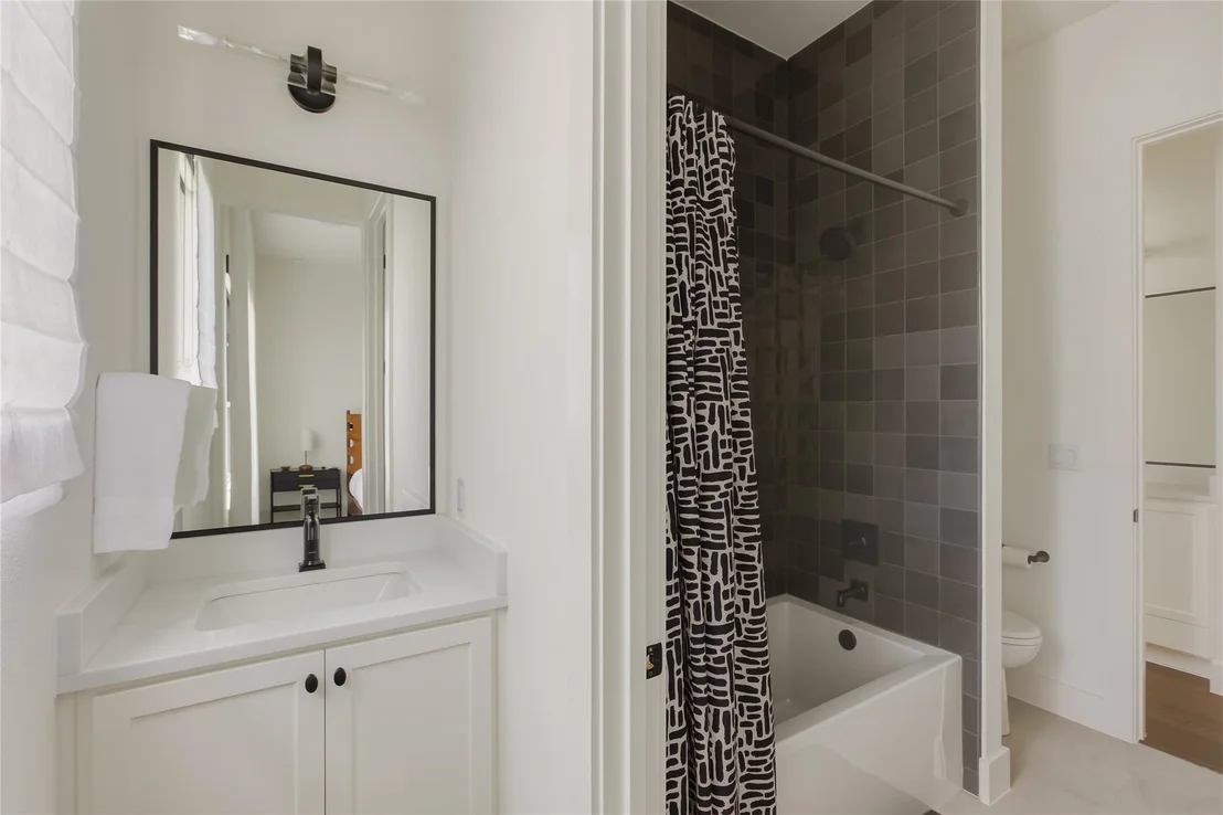 Photo of 705 W 10th ST