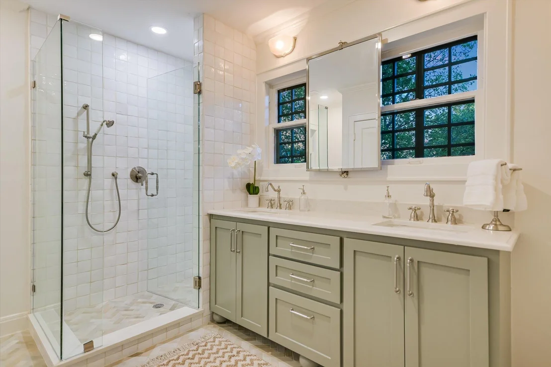 Photo of 113 W 32nd ST