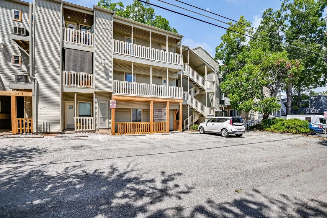 Photo of Unit 207 at 4401 Speedway