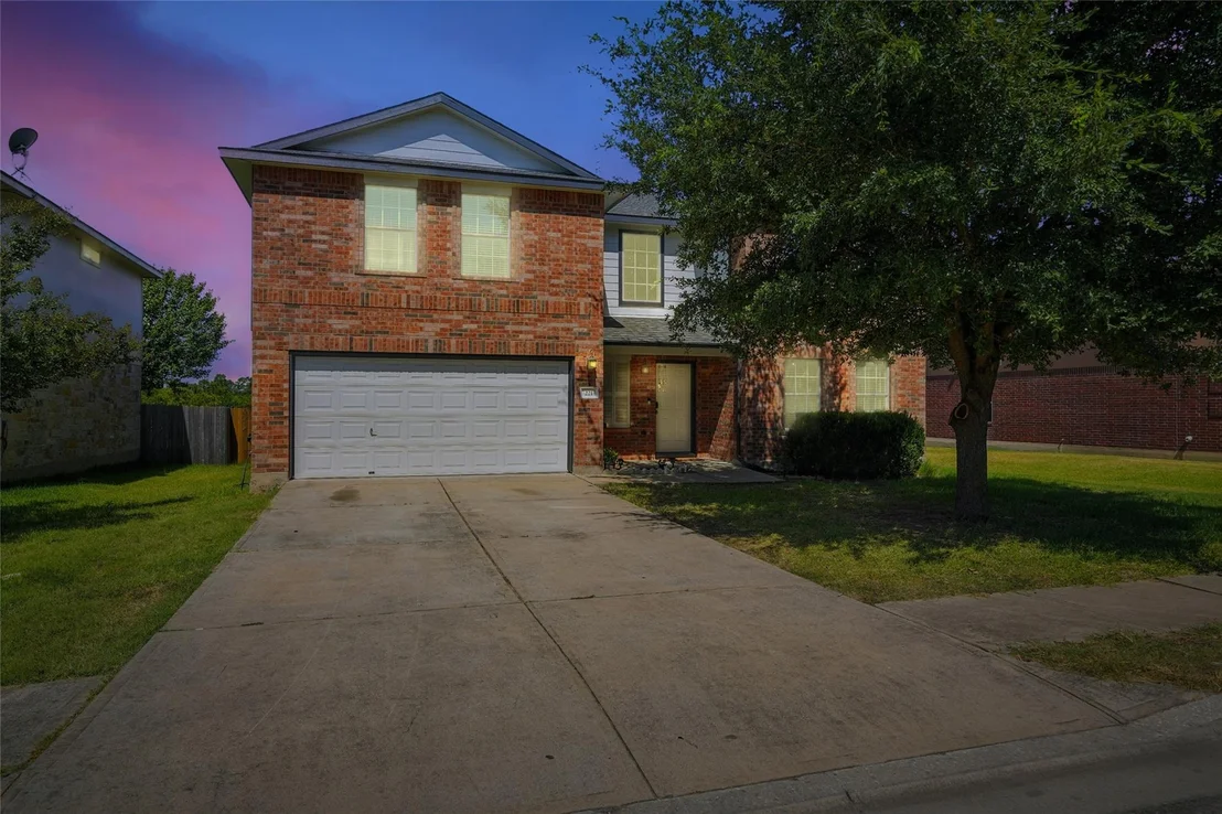 Photo of 221 Herrera TRL