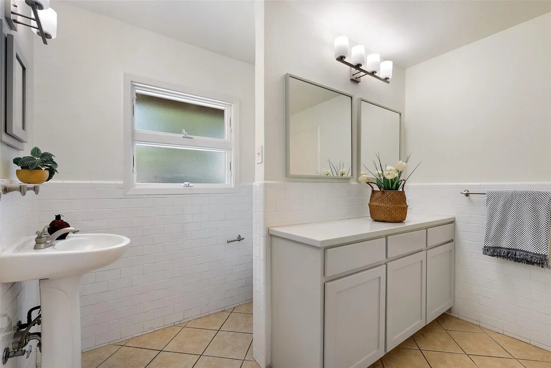Photo of 2700 Addison Ave