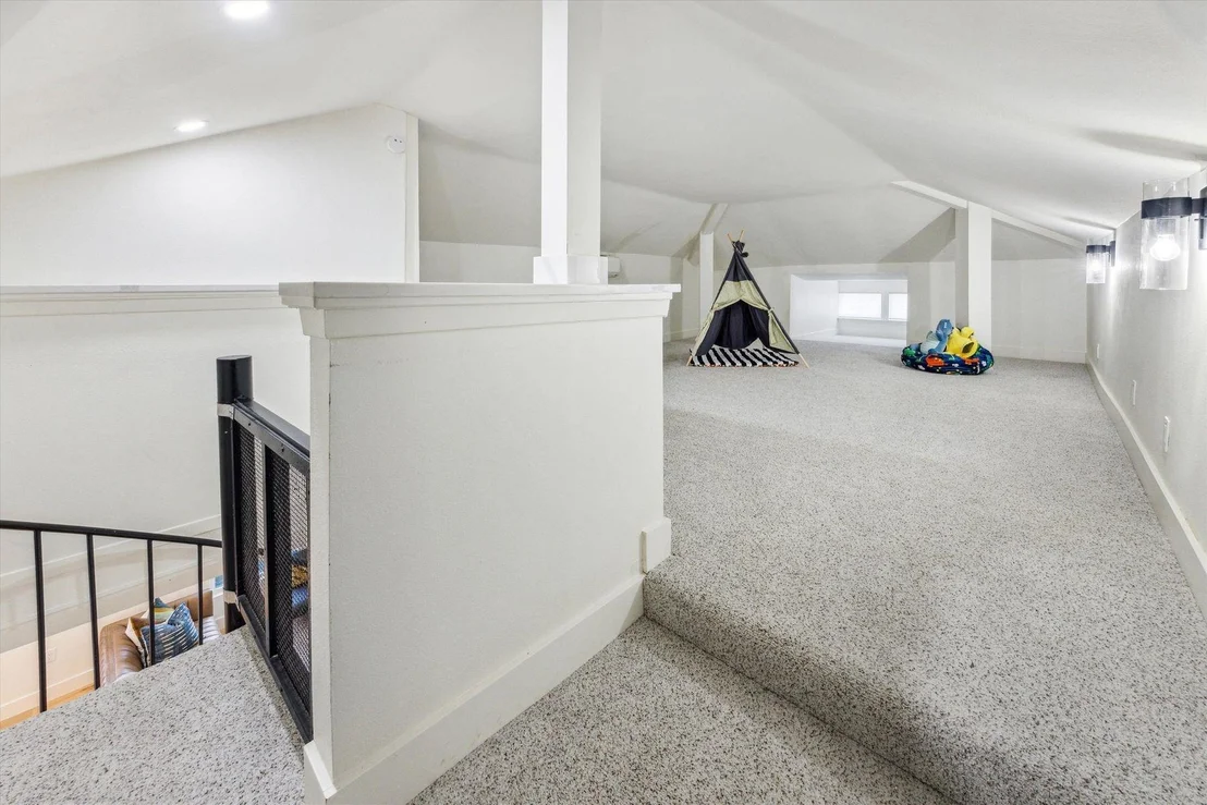 Photo of 1117 W 9th ST
