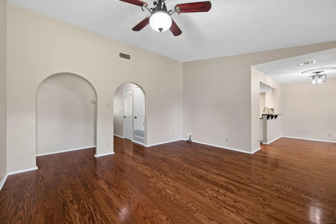 Photo of 600 E Central DR