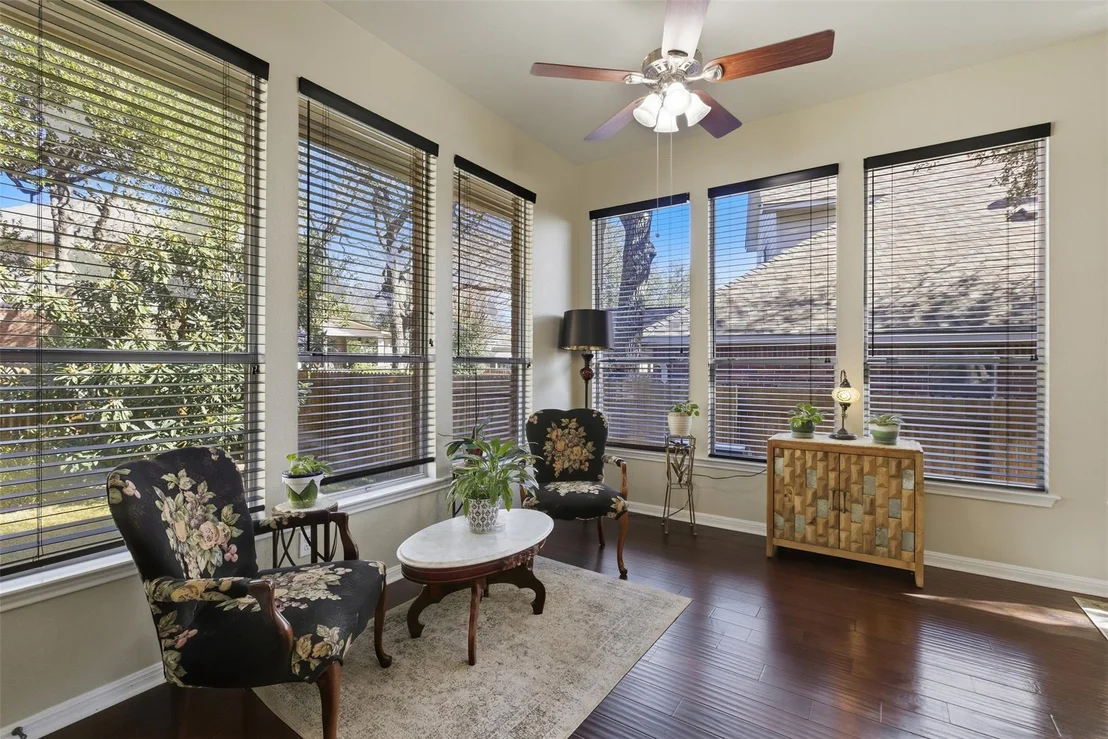 Photo of 526 Victoria DR