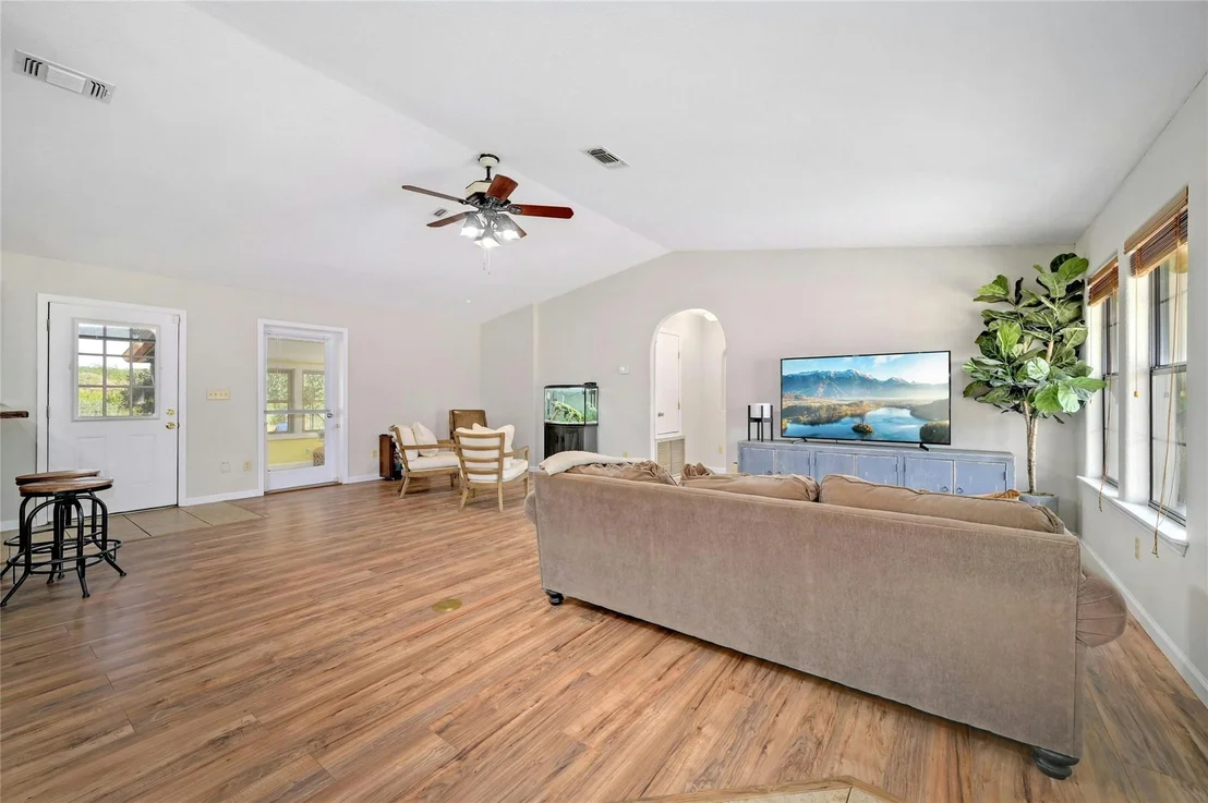 Photo of 525 River Oaks RD