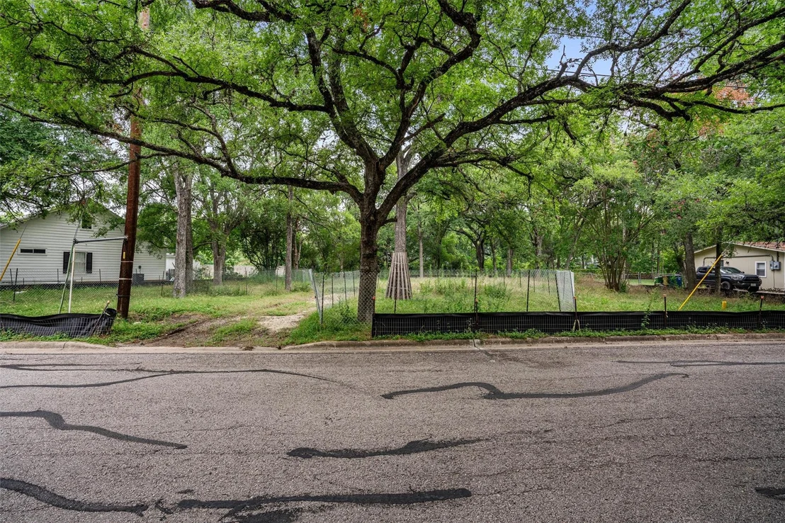 Photo of 3942 Leslie Ave