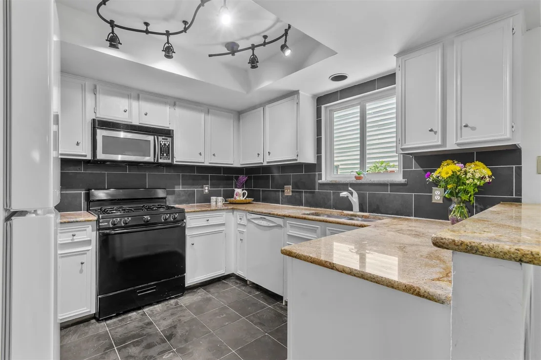 Photo of 1305 Doonesbury DR