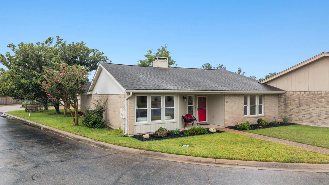 Photo of Unit E at 11127 Pinehurst DR