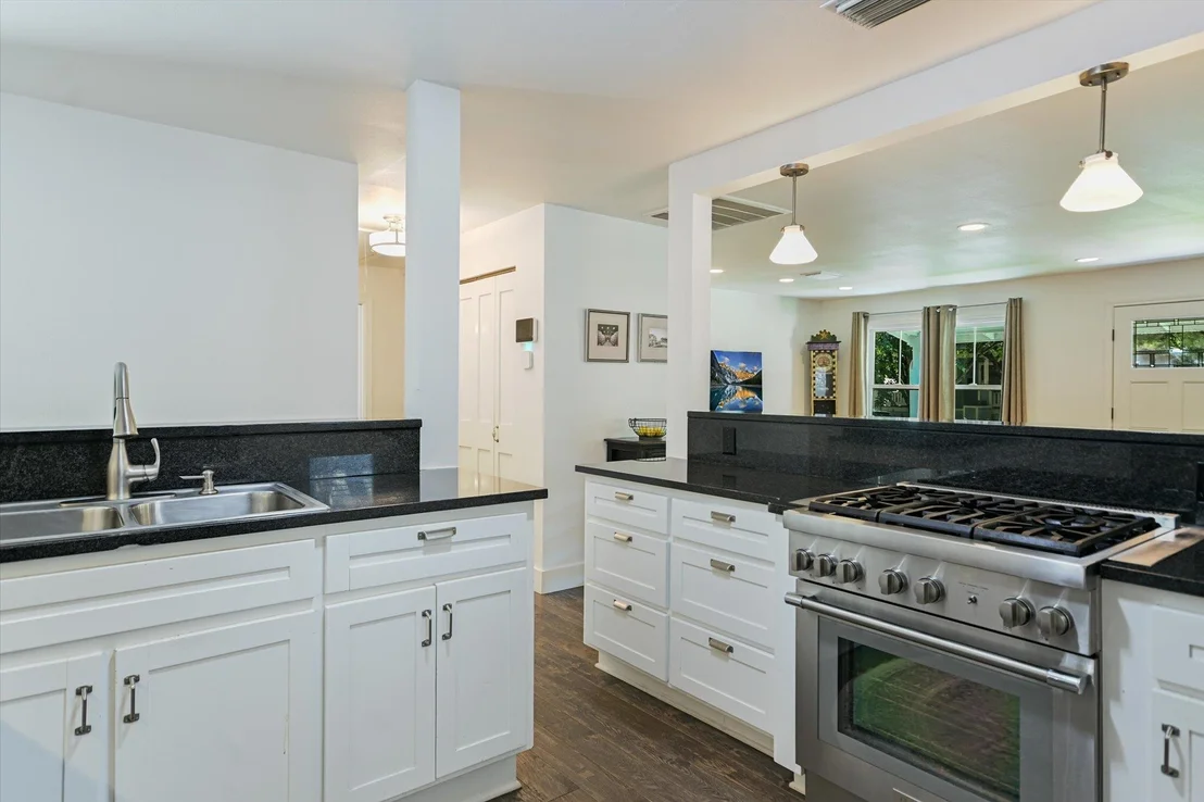 Photo of 605 Deep Eddy Ave