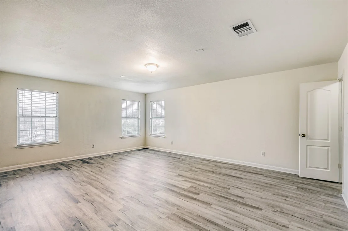 Photo of 113 Silver Lace LN