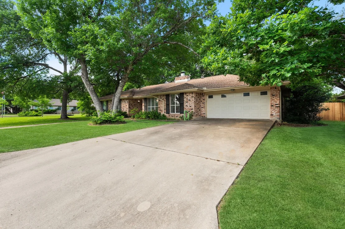Photo of 301 Tallwood DR