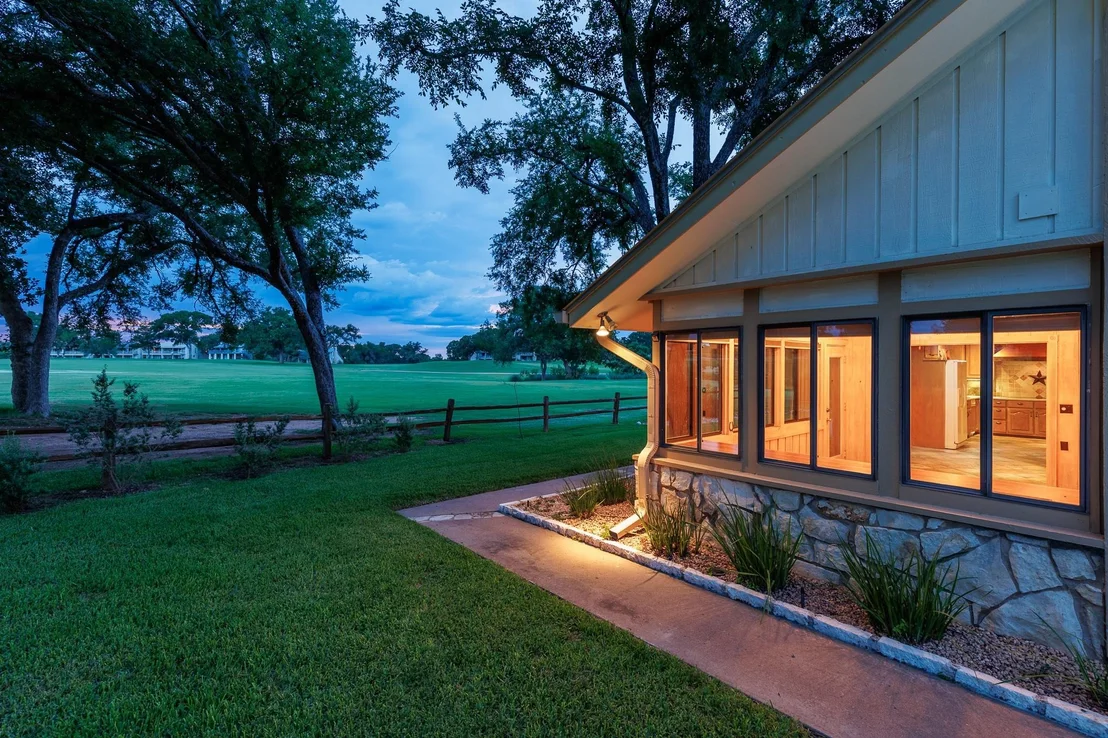 Photo of 2820 Aurora
