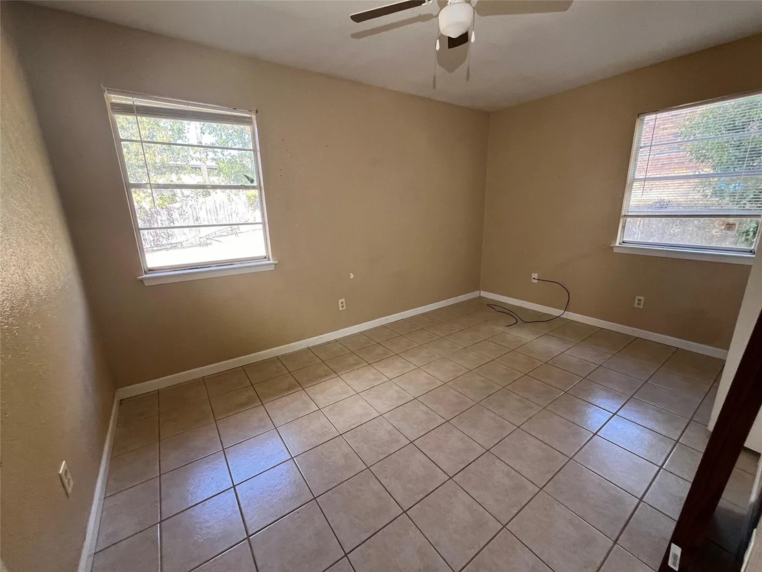 Photo of 1811 Crestview DR