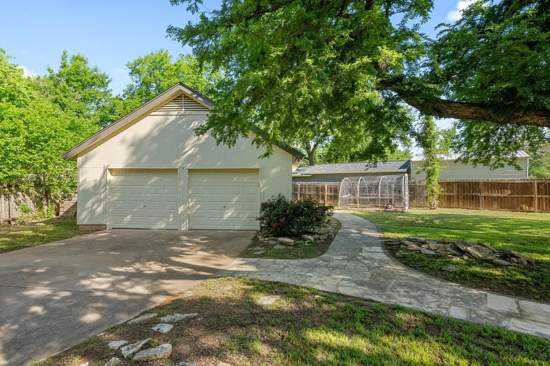 Photo of 2412 W Messick LOOP
