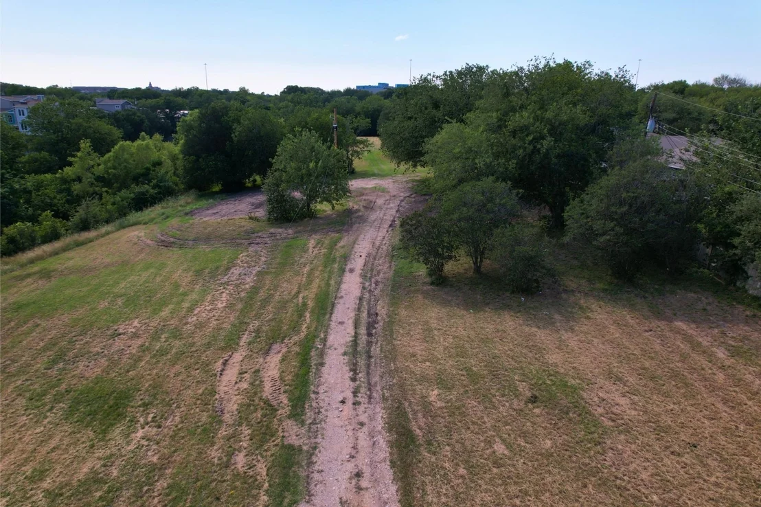 Photo of 2610 & 2606 Metcalfe RD