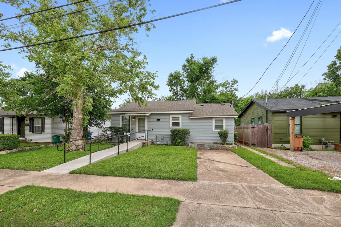 Photo of 4701 Leslie Ave