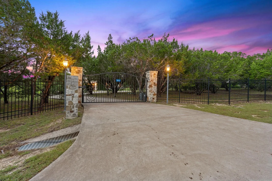 Photo of 8121 Bluff TRL