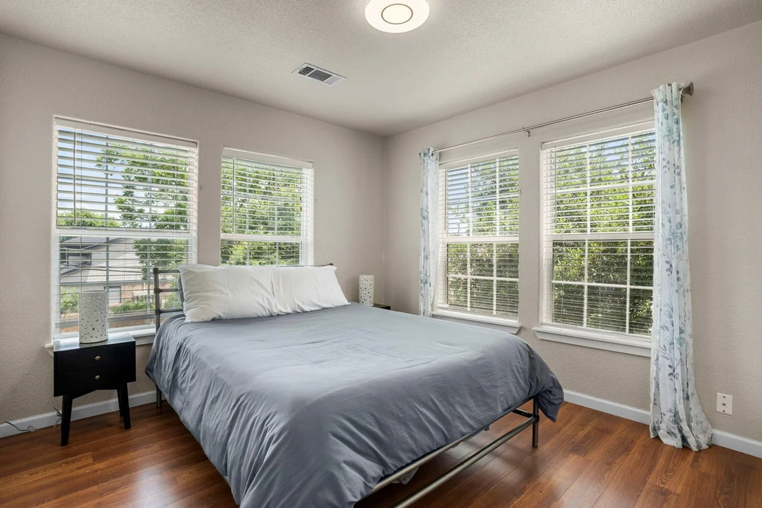 Photo of 8601 Putnam DR