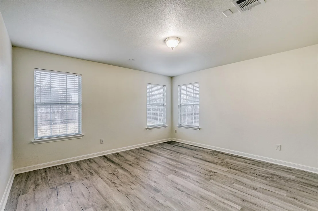 Photo of 113 Silver Lace LN