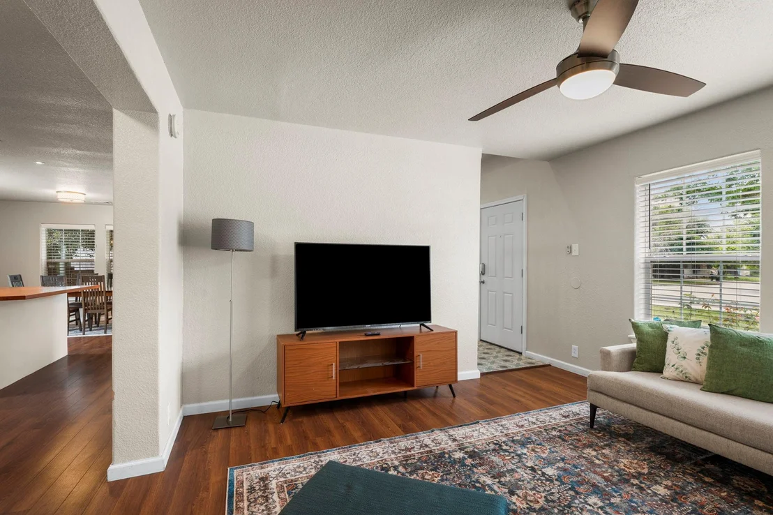 Photo of 8601 Putnam DR