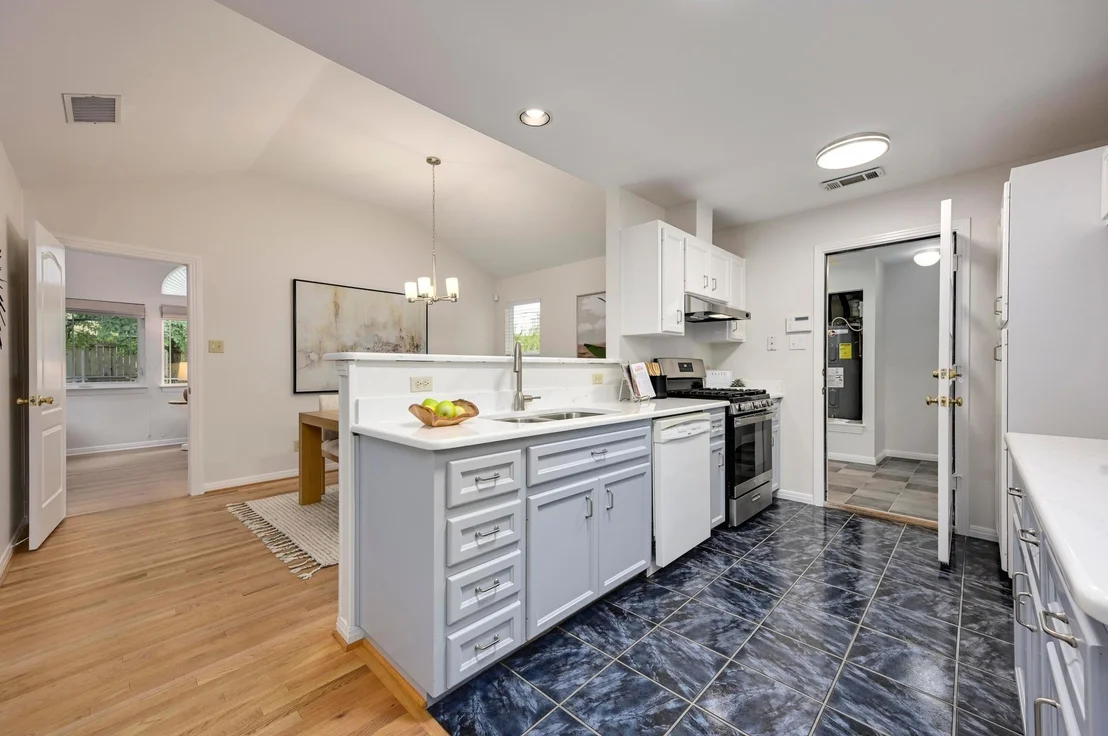 Photo of 6102 Laird DR